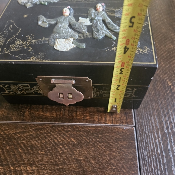 Older Vtg Chinese Lacquer Jewelry Box Hand Painted Carved Mother of Pearl Jade - Picture 3 of 15